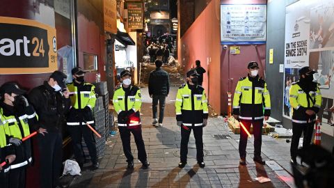 پلیس در 30 اکتبر در صحنه له شدن جمعیت در Itaewon، سئول، کره جنوبی، نگهبانی می دهد.