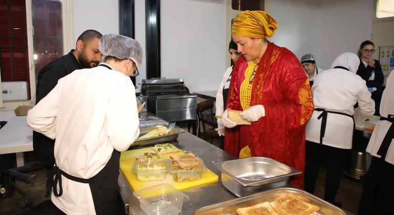 آمنه محمد، معاون دبیرکل سازمان ملل متحد به همراه هماهنگ کنندگان مقیم از منطقه عربی که با زنان و افراد دارای معلولیت بهره مند از آشپزخانه دسترسی، پروژه ای که توسط زنان سازمان ملل متحد و یونیسف لبنان حمایت می شود، در بیروت، لبنان، درگیر می شوند. 
